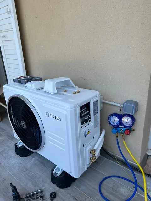 Unité de climatisation installée et raccordée dans un logement